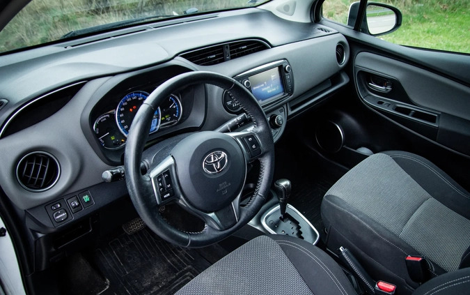 Toyota Yaris cena 33900 przebieg: 285633, rok produkcji 2016 z Białystok małe 56